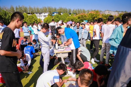 201909【五中社團喜迎新 莘莘學(xué)子顯風(fēng)采——阜陽五中舉行2019年社團納新大會】2000k 阜陽日報 阜陽發(fā)布 特約攝影 凡偉 18844908911-11 (4)_conew1.jpg