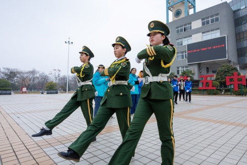 201912【夯實(shí)基礎(chǔ) 練就功夫——阜陽(yáng)五中第七屆國(guó)旗護(hù)衛(wèi)隊(duì)基本功大賽圓滿成功】潁州晚報(bào) 阜陽(yáng)日?qǐng)?bào) 阜陽(yáng)發(fā)布 特約攝影記者 凡偉 18844908911 (3)_conew1.jpg