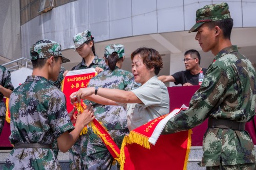 1599030171497017.jpg 202008【2020級軍訓閉幕式 阜陽五中】潁州晚報 阜陽日報 特約攝影記者 凡偉 18844908911-12_conew1.jpg