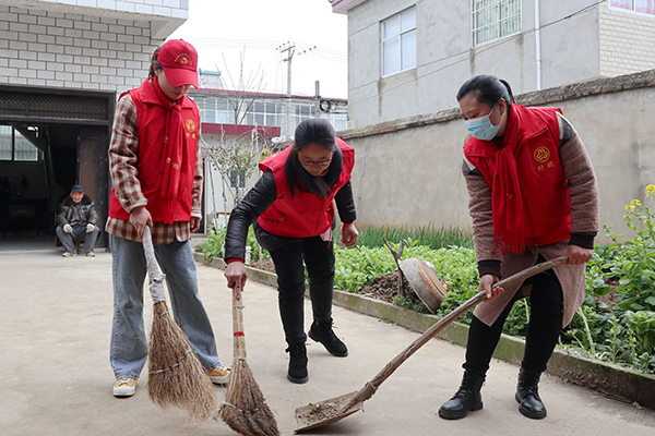 王崗鎮(zhèn)村嫂鄭靜靜，羅穎，方培風(fēng)，發(fā)揮環(huán)境監(jiān)督并幫助孤老清理居室環(huán)境.jpg