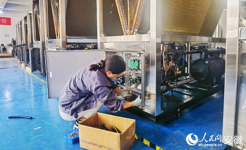 馬鞍山佧諾科技有限公司工人正在組裝設(shè)備。人民網(wǎng)記者 周坤攝