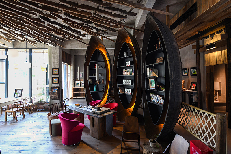 漁船、船槳……花田·僑鄉(xiāng)里的裝飾材料，多是從當(dāng)?shù)靥詠淼呐f物。 吳芳攝