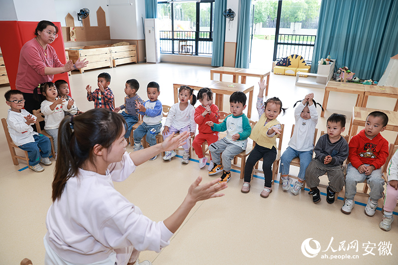 開展“安心托幼”行動(dòng)，增加公辦園學(xué)位、托位。人民網(wǎng)記者 張俊攝