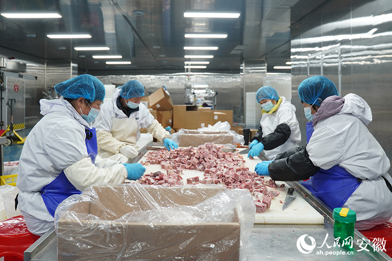 安徽寶臨食品有限公司內(nèi)，工人們正在將切割出來的牛腩篩選打包。人民網(wǎng)記者 陳若天攝