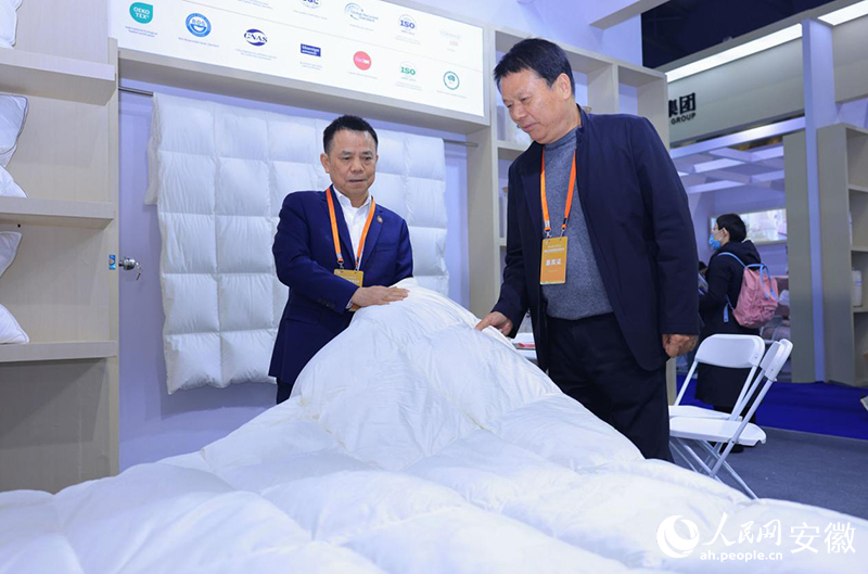 羽絨博覽會(huì)現(xiàn)場(chǎng)。人民網(wǎng)記者 王曉飛攝