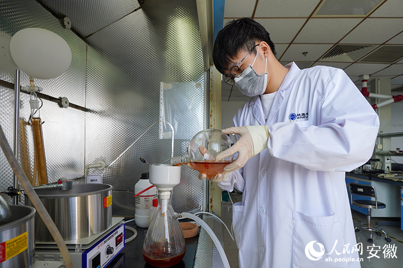 欣奕華實(shí)驗(yàn)室內(nèi)，工作人員正在進(jìn)行實(shí)驗(yàn)。人民網(wǎng)記者 陳若天攝