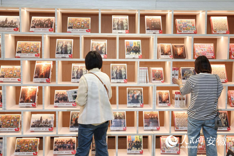 讀者在元·書局內(nèi)挑選益智玩具。人民網(wǎng)記者 張俊攝