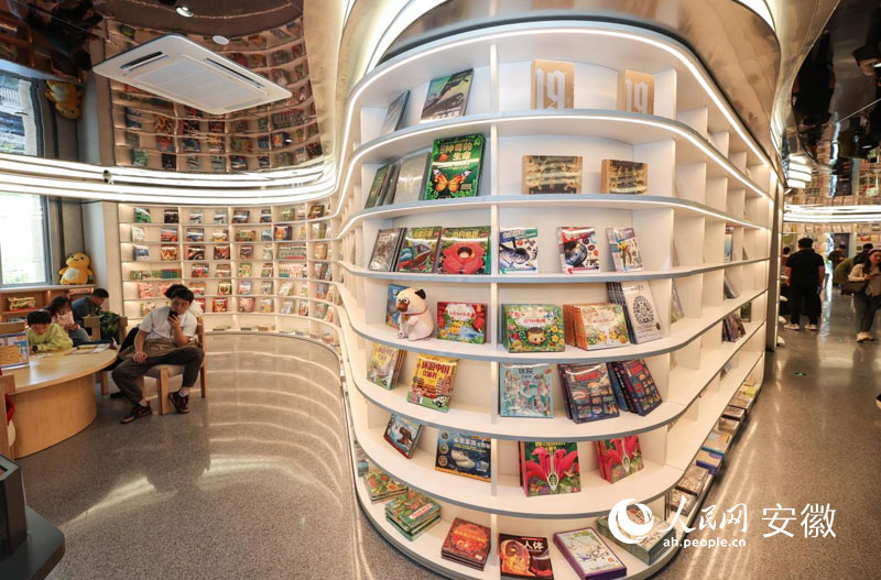 合肥元·書局提供了眾多溫馨的閱讀空間。人民網(wǎng)記者 張俊攝