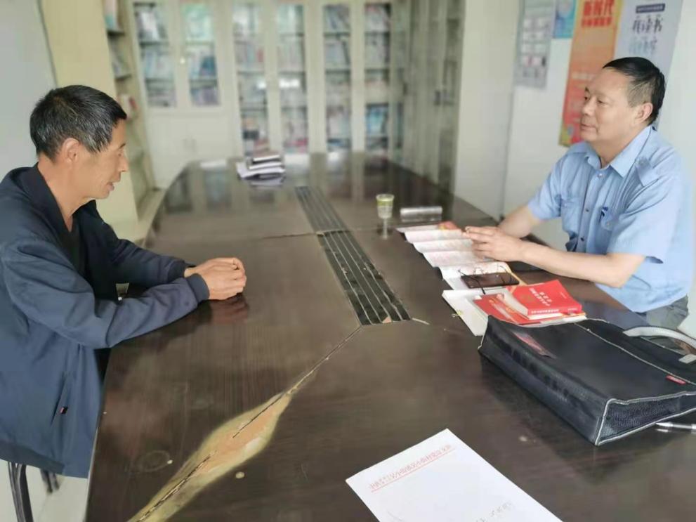 吳夕品（右一）在調(diào)解。蚌埠市淮上區(qū)吳小街鎮(zhèn)供圖