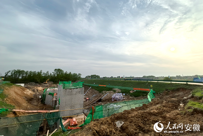 正在加緊施工的提水泵站。人民網(wǎng)記者 汪瑞華攝
