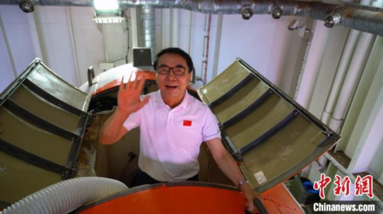 白春禮院士出艙揮手留影。中國(guó)科學(xué)院深海所/供圖