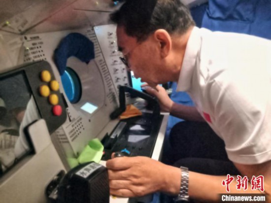 白春禮院士在載人潛水器艙內(nèi)工作。中國(guó)科學(xué)院深海所/供圖