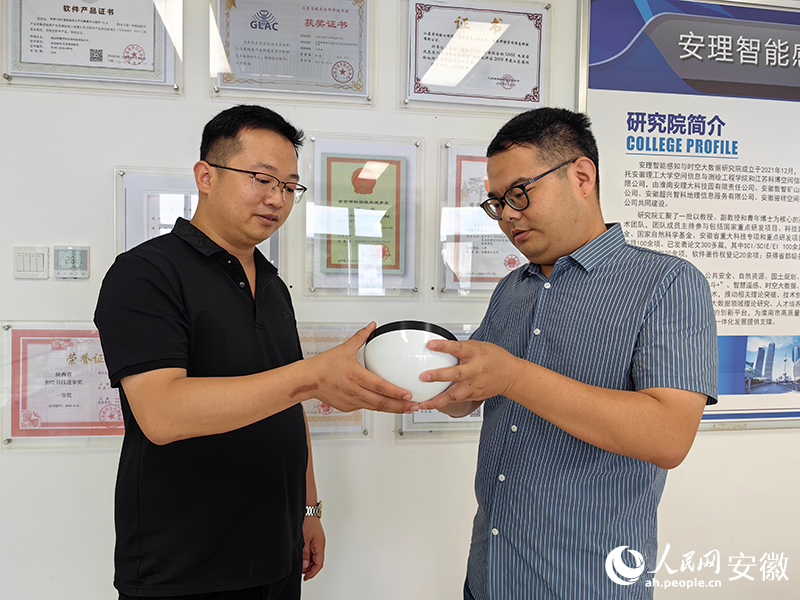 劉春陽(yáng)和陳健在溝通最新產(chǎn)品的性能情況。人民網(wǎng)記者 韓震震攝