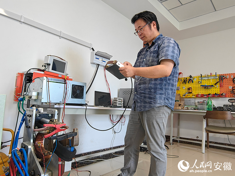 王賓正在做設(shè)備測(cè)試。人民網(wǎng)記者 韓震震攝