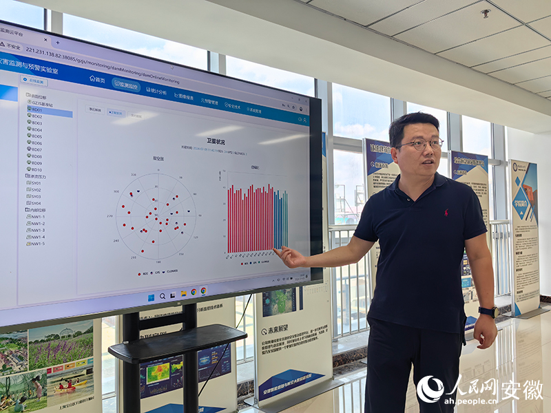 安徽超興公司負(fù)責(zé)人劉超在介紹項(xiàng)目情況。人民網(wǎng)記者 韓震震攝