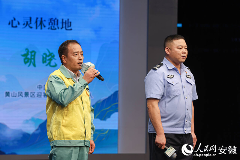 “中國(guó)好人”李培生（左）、胡曉春現(xiàn)場(chǎng)推介“大黃山”。人民網(wǎng)記者 張俊攝