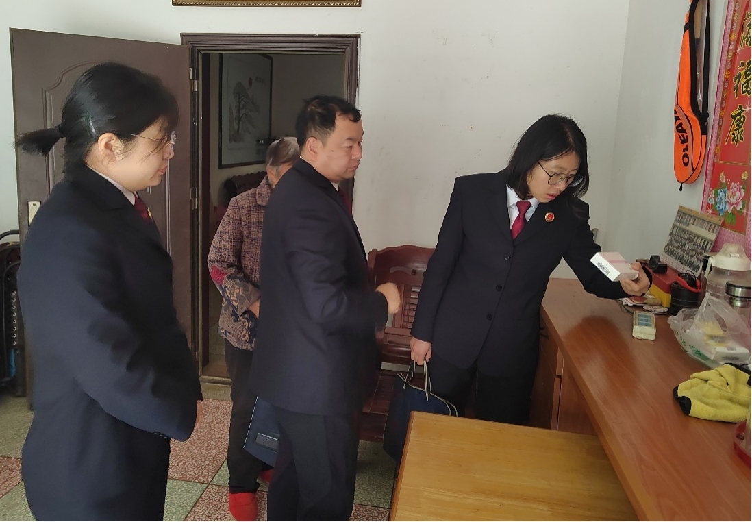 瑯琊區(qū)檢察院檢察官現(xiàn)場走訪救助家庭?，樼饏^(qū)檢察院供圖