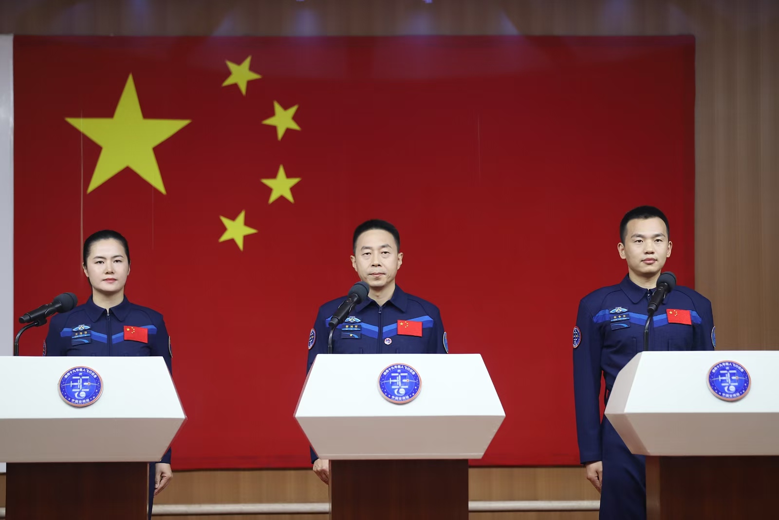 10月29日，神舟十九號(hào)航天員乘組在酒泉衛(wèi)星發(fā)射中心問(wèn)天閣與中外媒體記者集體見(jiàn)面。人民網(wǎng)記者 黃帆攝