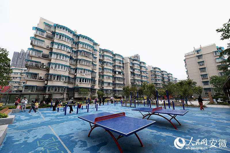 備受居民青睞的健身場(chǎng)地。人民網(wǎng)記者 張俊攝