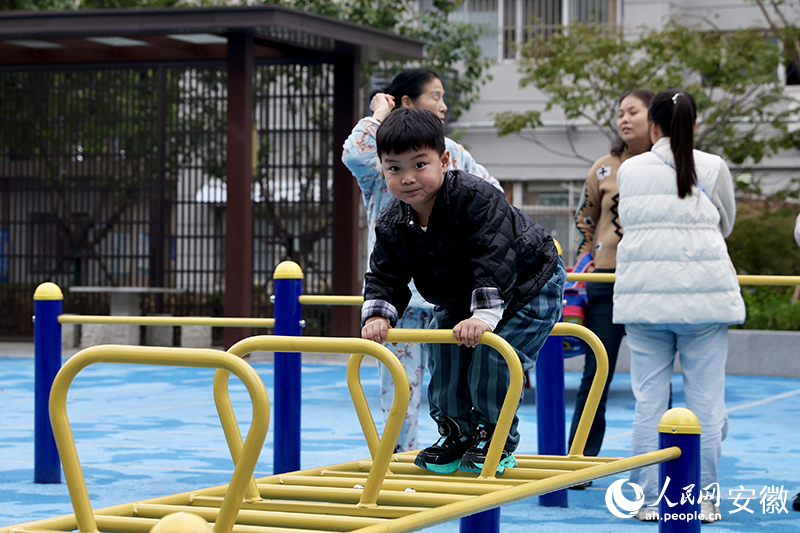 小朋友在小區(qū)廣場(chǎng)玩耍。人民網(wǎng)記者 張俊攝