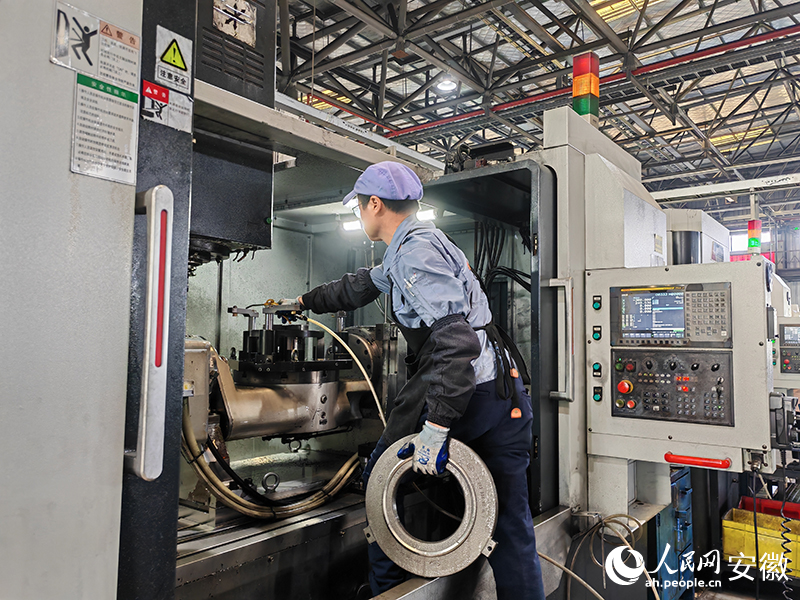 安徽海立精密廠房?jī)?nèi)，工人進(jìn)行壓盤機(jī)加工鉆孔操作。人民網(wǎng) 丁紀(jì)攝