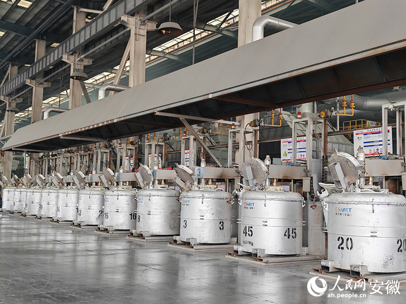 安徽帥翼馳廠房?jī)?nèi)存儲(chǔ)的鋁水。人民網(wǎng) 丁紀(jì)攝