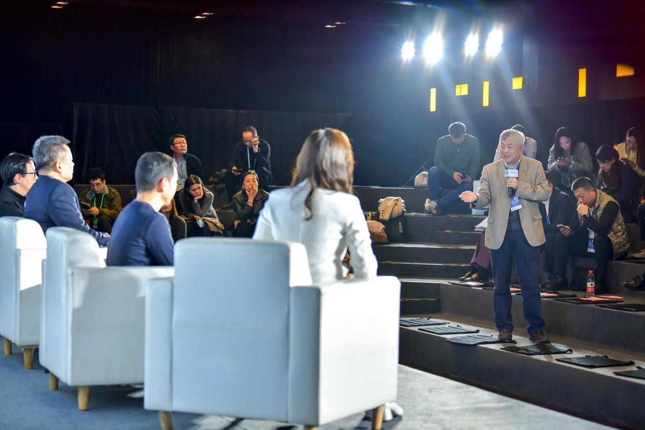 陳長汶教授與對話嘉賓現(xiàn)場互動。人民網(wǎng)記者 任峰濤攝