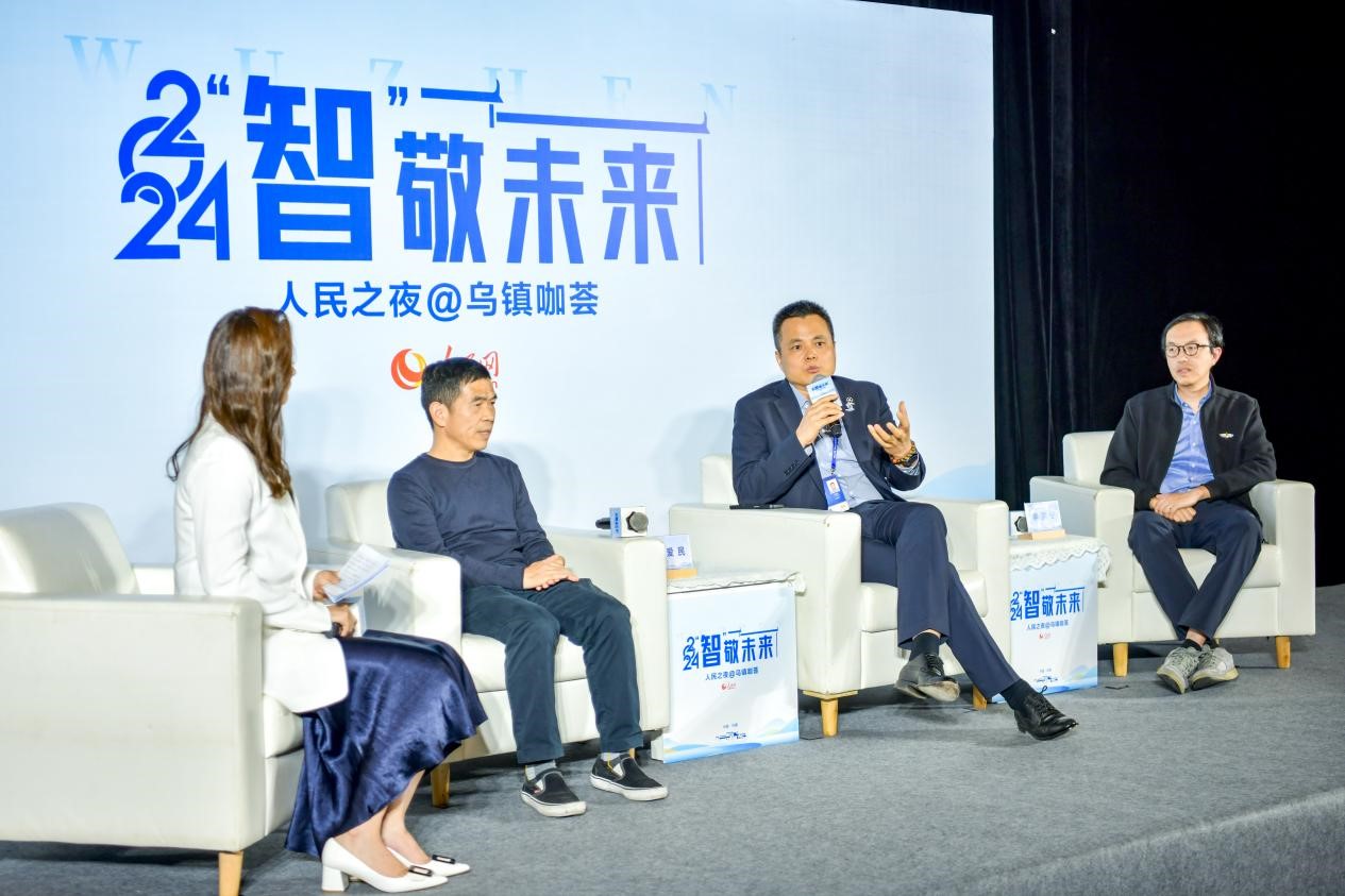 在對話環(huán)節(jié)，之江實驗室高級研究專家潘愛民、伏羲智庫創(chuàng)始人李曉東、麒麟軟件副總經(jīng)理李震寧探討“‘百模大戰(zhàn)’將卷向何方”。人民網(wǎng)記者 任峰濤攝