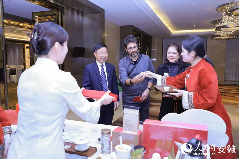 幾位旅行商品茶。人民網(wǎng)記者 王曉飛攝