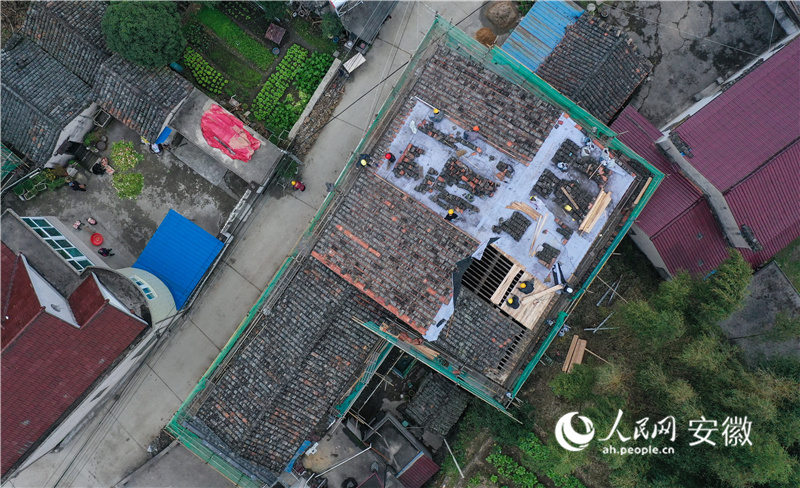 修繕古建，活化古村。人民網記者 張俊攝