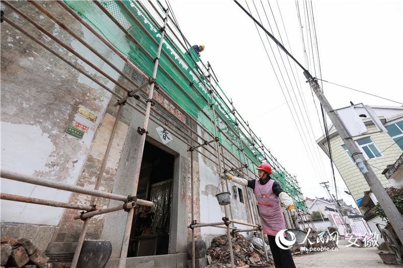 在旌德縣合錦村，傳統(tǒng)建筑修繕如火如荼。人民網記者 張俊攝