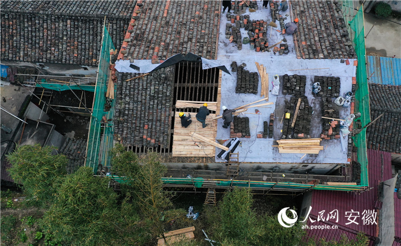 傳統(tǒng)建筑屋頂翻新。人民網記者 張俊攝