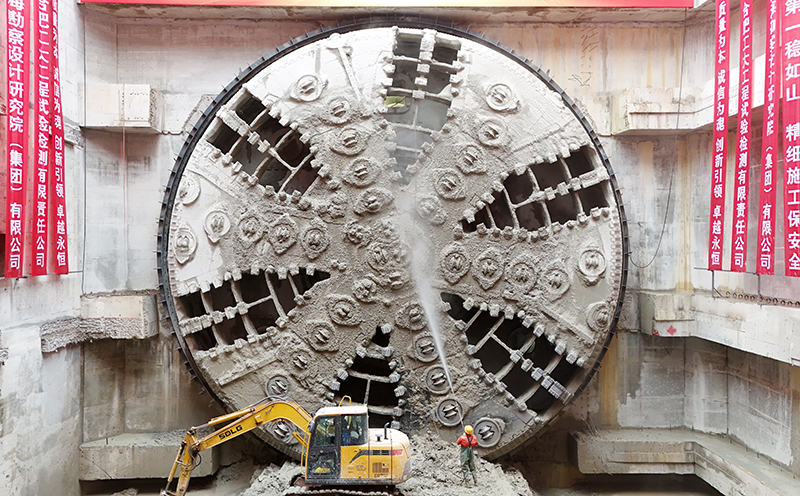 從橫截面看，盾構機形似盾牌。蕪湖市委宣傳部供圖.jpg
