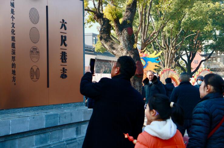 游客前來感受“禮讓”文化。六尺巷景區(qū)供圖