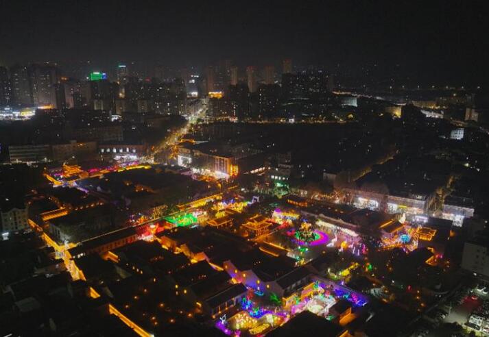 桐城六尺巷新春燈會夜景。 汪立攝