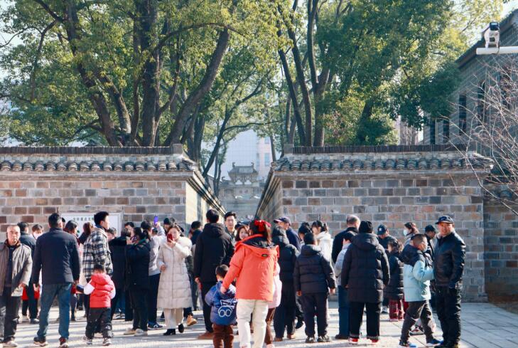 景區(qū)游人如織。 六尺巷景區(qū)供圖