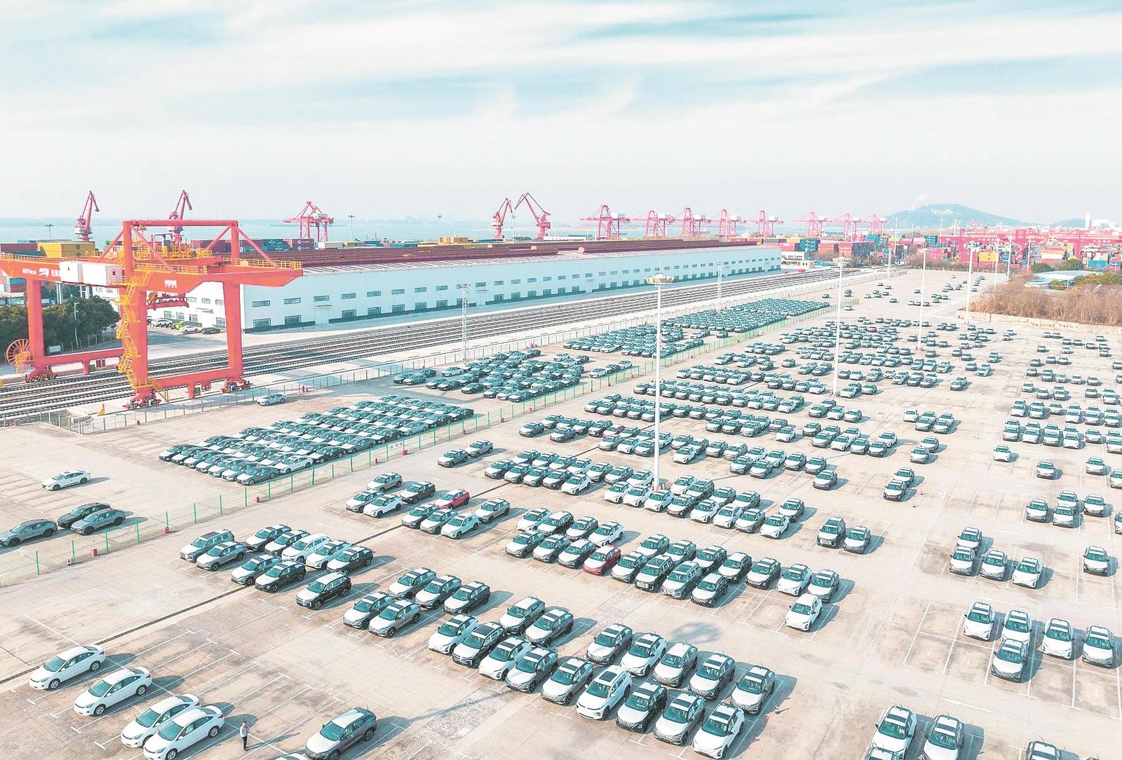 近日，蕪湖港朱家橋港區(qū)碼頭，整齊排列的奇瑞汽車等待裝船出口海外。通訊員 肖本祥 攝